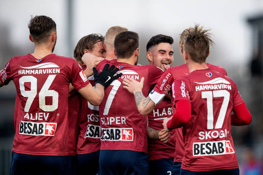 Örgrytes David Engström jublar med lagkamrater