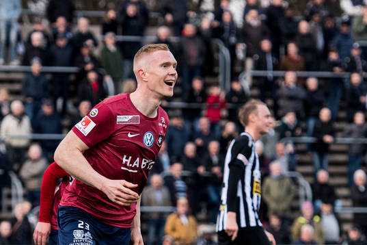 Örgrytes David Engström jublar