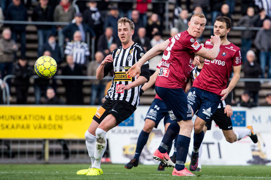 Örgrytes David Engström nickar in 0-1 målet