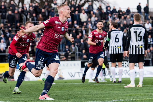 Örgrytes David Engström jublar