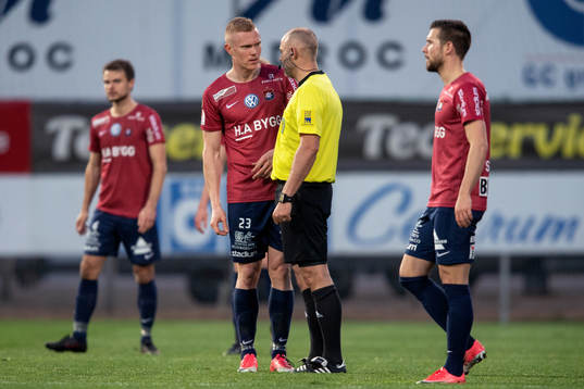 Örgrytes David Engström diskuterar med domare Robert
