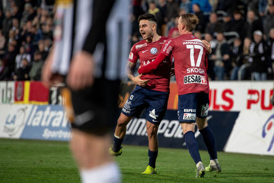 Örgrytes Diego Montiel jublar med Emil Skogh