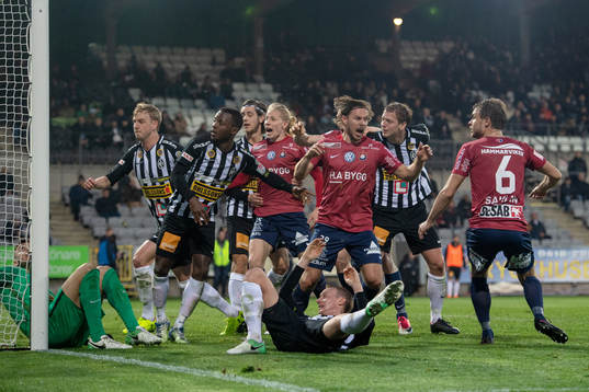 Örgrytes Diego Montiel har gjort 2-2 och medspelarna