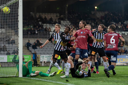 Örgrytes Diego Montiel gör 2-2 bakom Landskronas målvakt