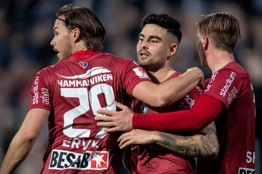 Örgrytes Diego Montiel jublar med lagkamrater