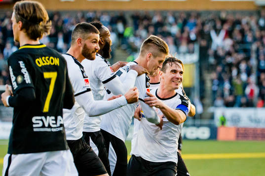 Örebros Martin Lorentzson gör 1-0 och jublar med Nordin