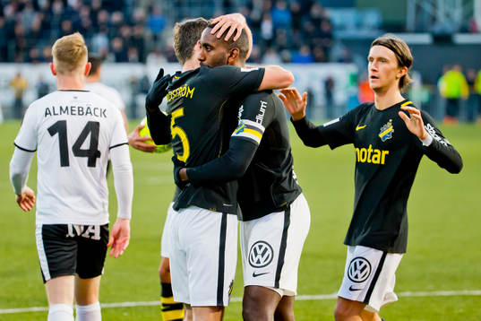 s Henok Goitom gör 1-1 och jublar och Örebros Michael