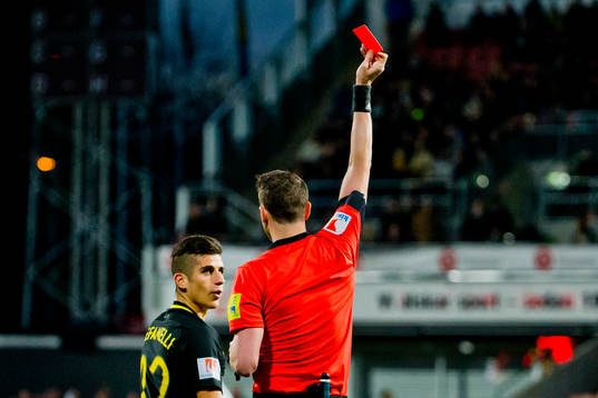 s Nicolas Stefanelli går rött kort