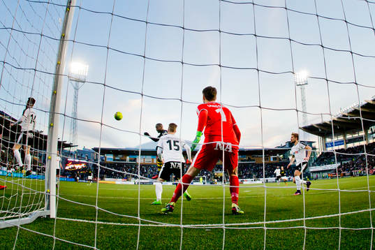s Henok Goitom gör 1-1 på Örebros målvakt Oscar Jansson