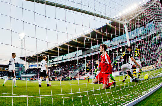 s Henok Goitom gör 1-1 på Örebros målvakt Oscar Jansson