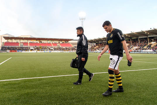s Tarik Elyounoussi deppar och lämnat planen skadad