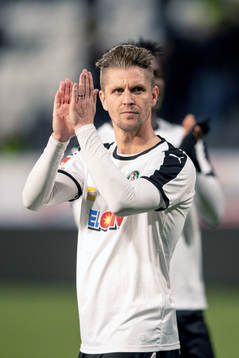 Örebros Martin Lorentzson tackar publiken