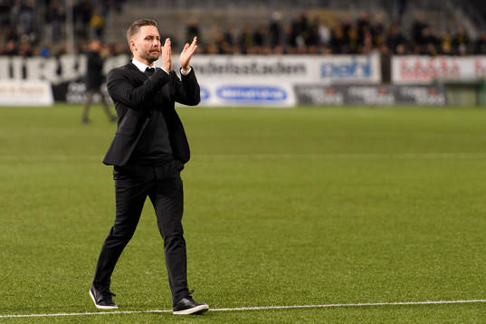 Örebros tränare Axel Kjäll tackar publiken