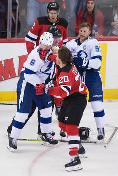 Tampa Bays Anton Strålman i slagsmål med Devils Blake