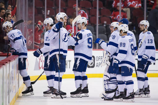 Tampa Bays Victor Hedman jublar med lagkamrater