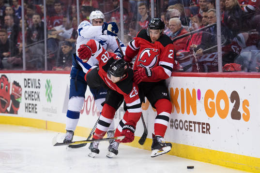 Tampa Bays Ryan McDonagh i en närkamp med Devils Damon