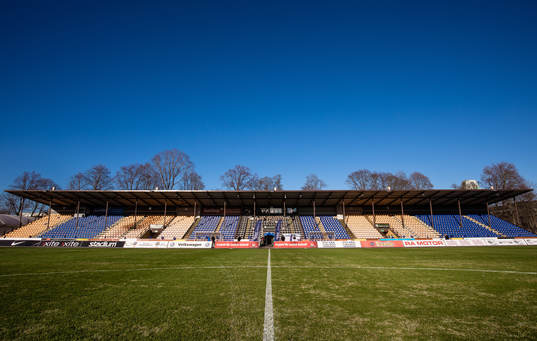 Huvudläktaren på Studenternas IP innan fotbollsmatchen i