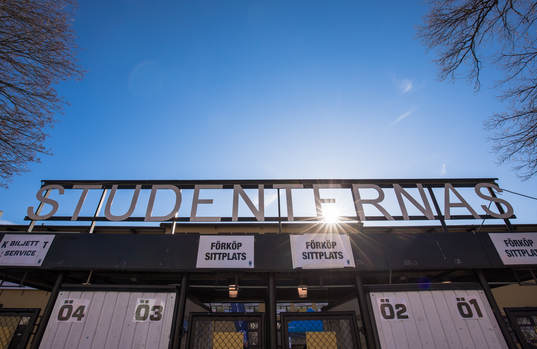 Skylt ovanför huvudentrén till Studenternas IP innan