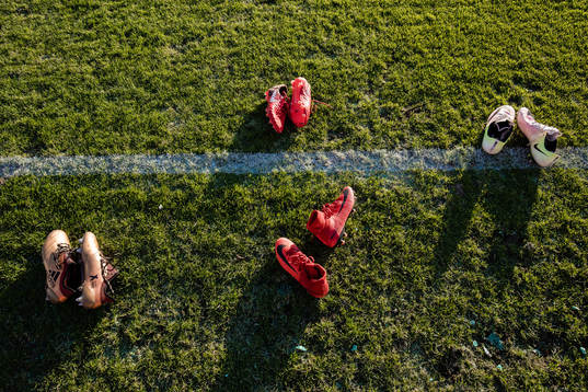 Fotbollsskor på gräset innan fotbollsmatchen i