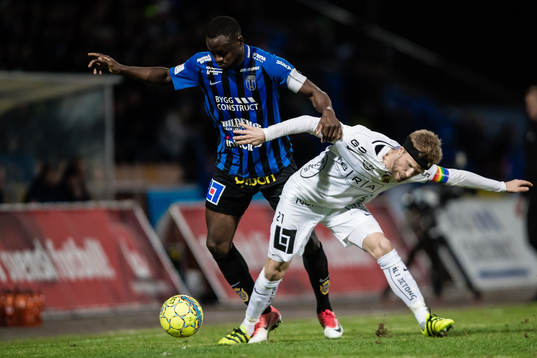 Sirius Moses Ogbu i kamp om bollen med Häckens Rasmus