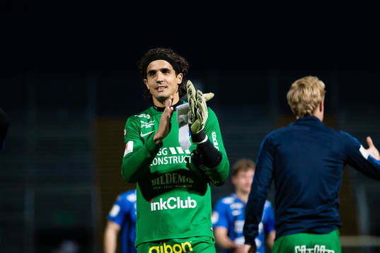 Sirius målvakt Karim Fegrouch applåderar publiken