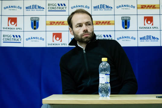 Häckens tränare Andreas Alm på presskonferensen