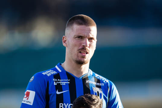 Sirius Shkodran Maholli innan fotbollsmatchen i Allsvenskan