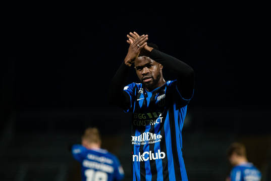 Sirius Abdul Razak applåderar publiken