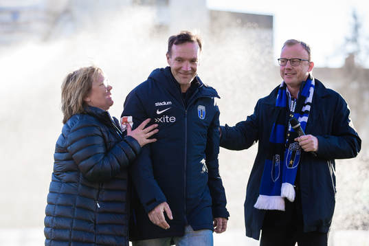 Sirius tränare Kim Bergstrand gratuleras på 50-års dagen