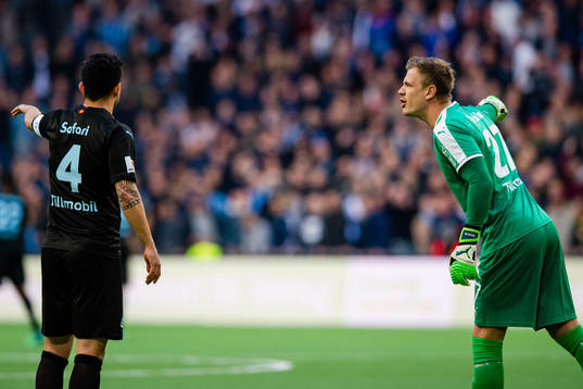 Malmö FFs Behrang Safari i samtal med målvakt Johan Dahlin