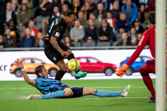 Djurgårdens Jonas Olsson och Malmö FFs Carlos Strandberg