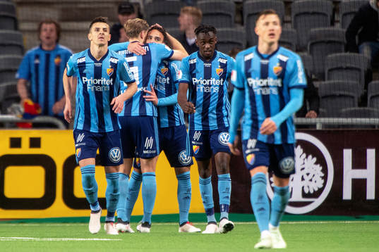 Djurgårdens Dzenis Kozica jublar med lagkamrater