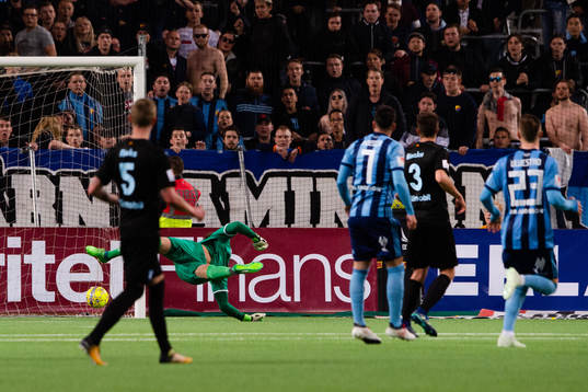 Djurgårdens Dzenis Kozica  gör 3-0 bakom Malmö FFs