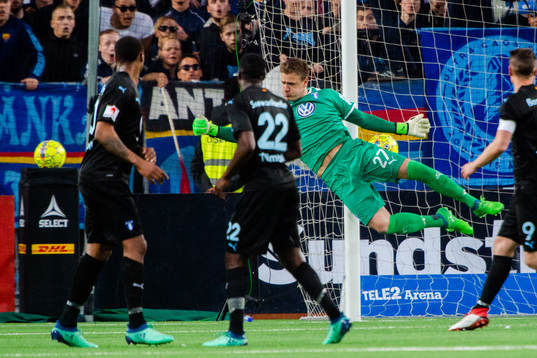 Malmö FFs målvakt Johan Dahlin räddar skott