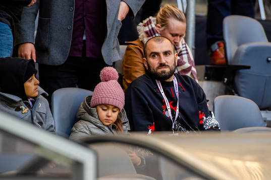 Djurgårdens Yura Movsisyan på läktaren före