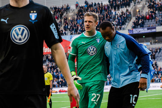 Malmö FFs målvakt Johan Dahlin och Carlos Strandberg