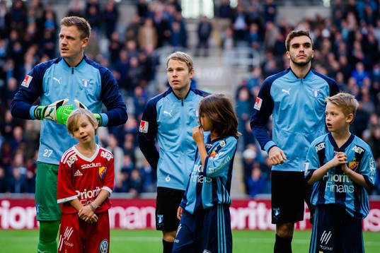 Malmö FFs målvakt Johan Dahlin , Oscar Lewicki och Egzon