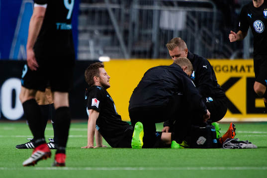 Malmö FFs Lasse Nielsen har ont