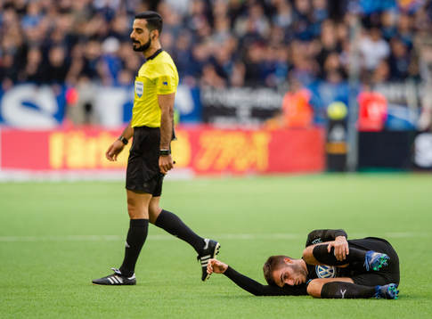 Malmö FFs Egzon Binaku har ont