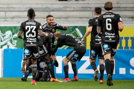 Östersunds Brwa Nouri jublar med lagkamrater