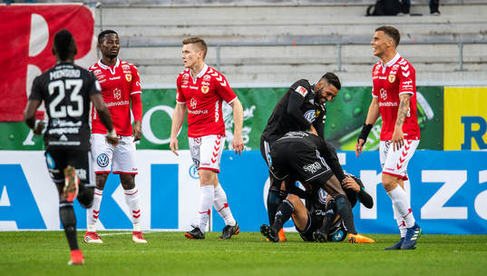 Östersunds Brwa Nouri jublar med lagkamrater