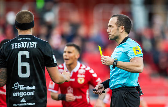 Domaren Kaspar Sjöberg varnar Östersunds Douglas Bergqvist