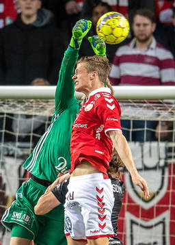 Kalmars Viktor Elm och Östersunds målvakt Andreas