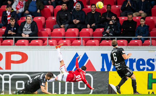 Östersunds Sotirios Papagiannopoulos fäller Kalmars Hiago