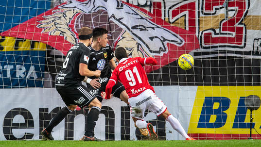 Kalmars Hiago Ramiro gör 1-1 målet medan Östersunds