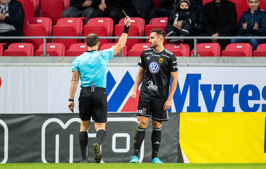 Domaren Kaspar Sjöberg varnar Östersunds Sotirios