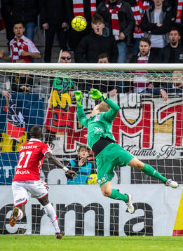 Kalmars Papa Alioune Diouf och Östersunds målvakt Andreas