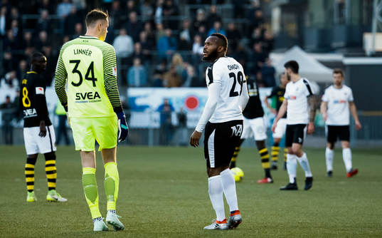 s målvakt Oscar Linnér och Örebros Michael Junior Omoh