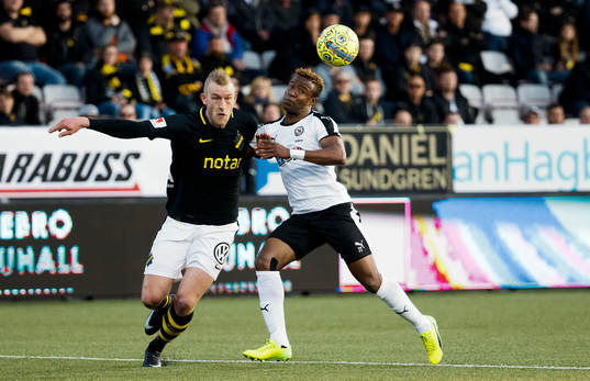 s Robin Jansson och Örebros Kennedy Igboananike