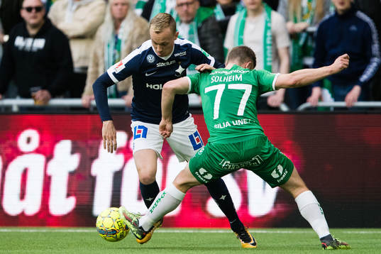 Norrköpings Gudmundur Thorarinsson i kamp om bollen med